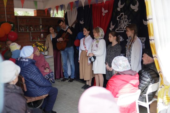 Юные прихожане Казанского храма села Молоково в честь юбилея Великой Победы посетили подопечных дома престарелых