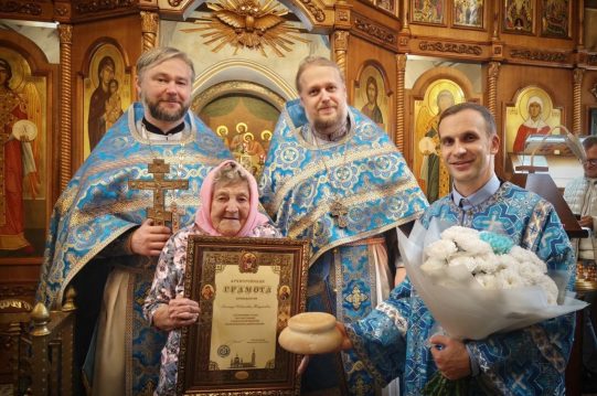<b> 14 октября 2025 г.</b> Поздравили с юбилеем многолетнюю труженицу храма