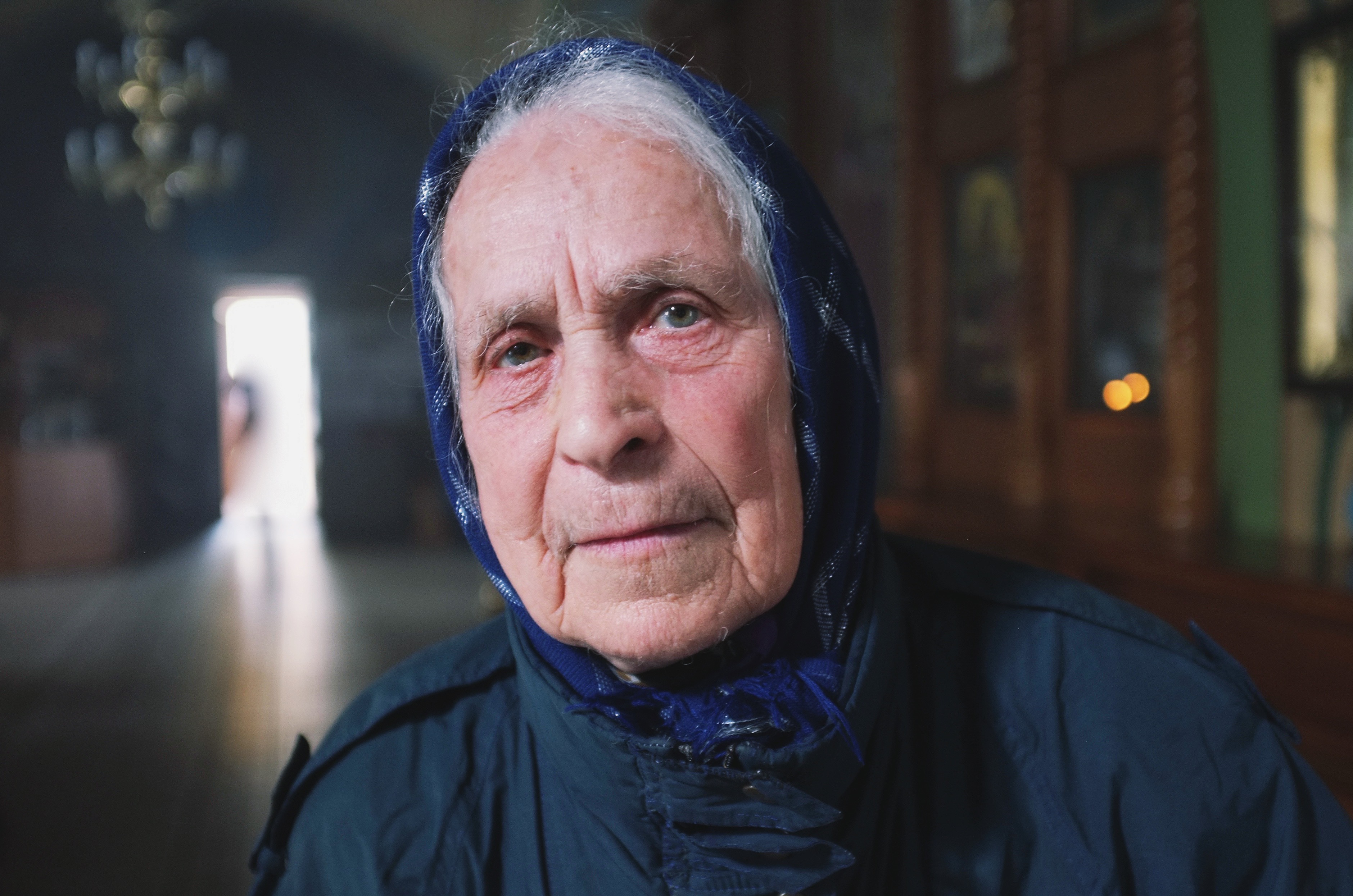 дорогие жители. дорогие жители. бабушка ольга. дорогие жители. пенсионер переходит дорогу.