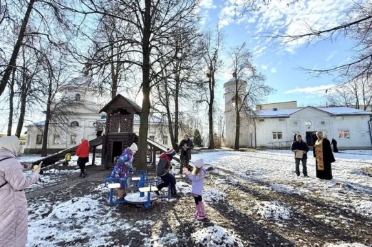 <b> 16 ноября 2025 г.</b> Освящение детской площадки и садовых скамеек на территории Казанского храма села Молоково Ленинского г.о.